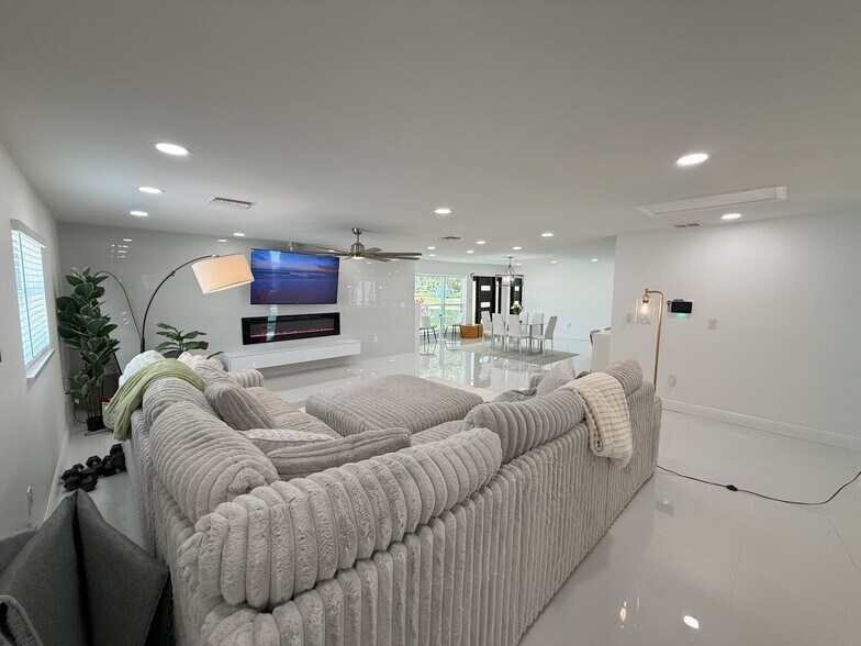 Building Photo - 2641 Miranda Way S