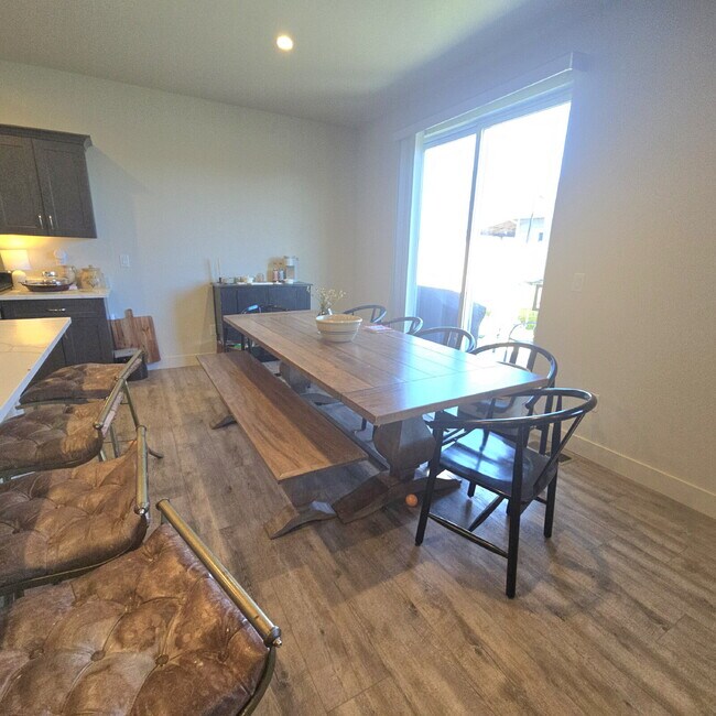 Building Photo - Newer 4 bedroom w/ 3 car garage