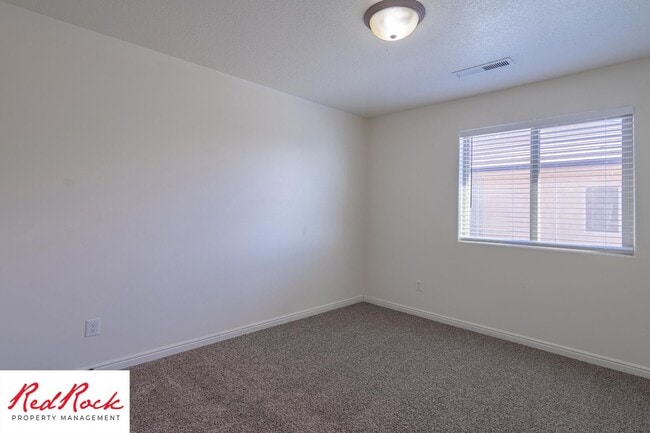 Building Photo - Charming 3 Bedroom Townhome with INTERNET INCLUDED & Dog-Friendly!