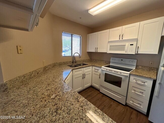 Building Photo - 5751 N Kolb Rd