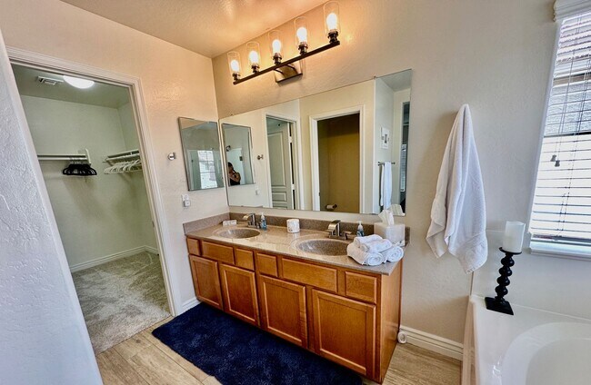 Building Photo - HIGHLY DESIRABLE FULLY FURNISHED 3 BEDROOM...