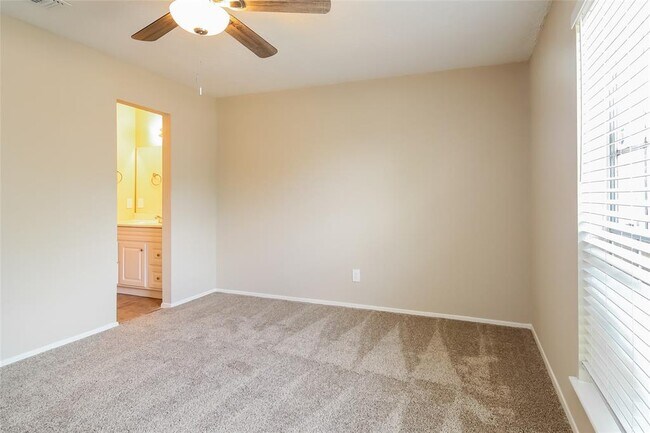 Building Photo - 10307 Rancho Bernardo Ln