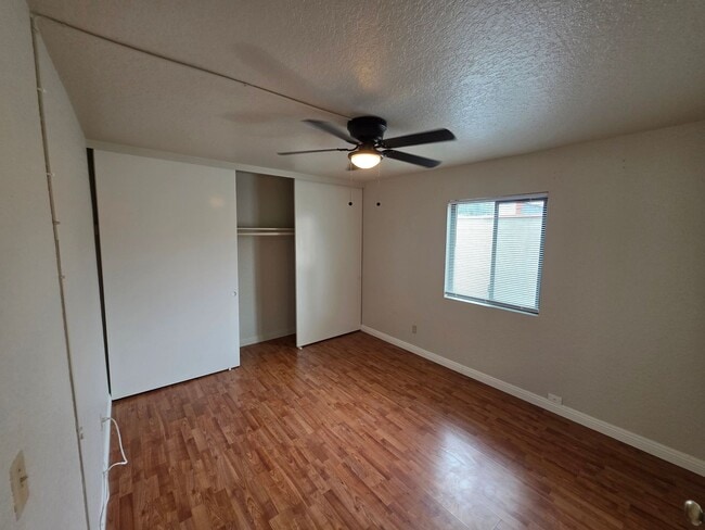 Building Photo - Beautiful 3 Bed, 2 Bath condo with 2 car garage & laundry
