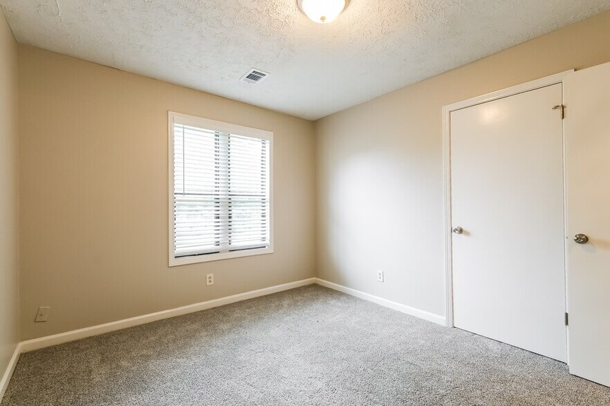 Building Photo - 319 Knollwood Ln