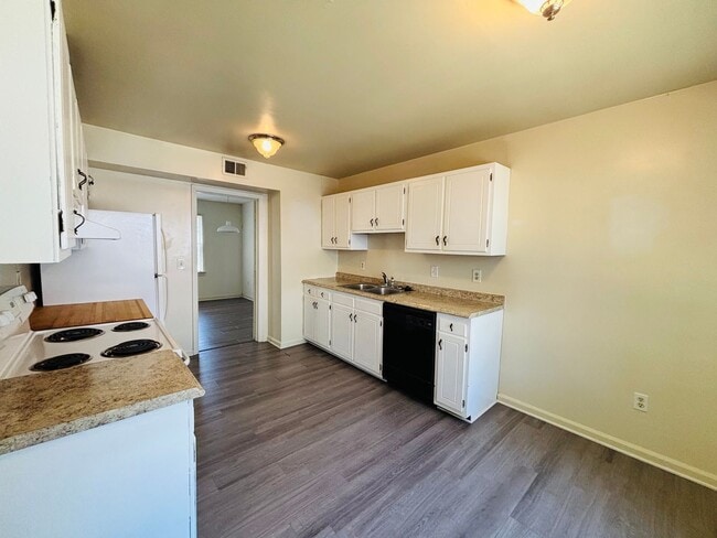 Building Photo - 105 Sherwood Ct