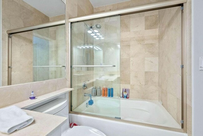 Building Photo - 696 Fern St