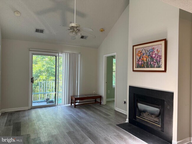 Building Photo - 10019 Vanderbilt Cir
