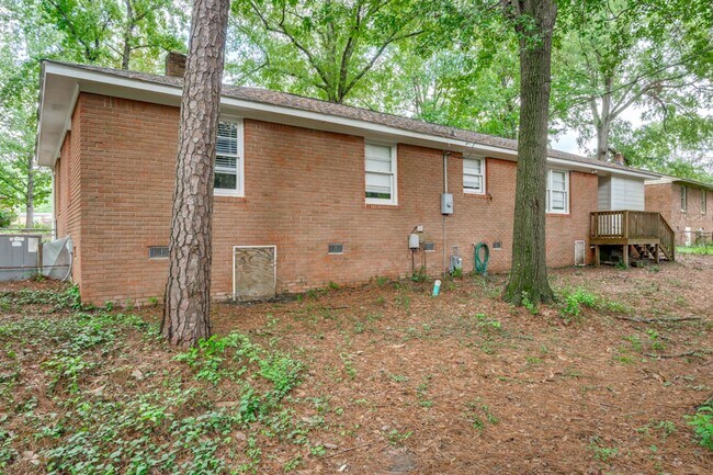 Building Photo - Renovated 3-Bed, 2-Bath Brick Home – Spaci...