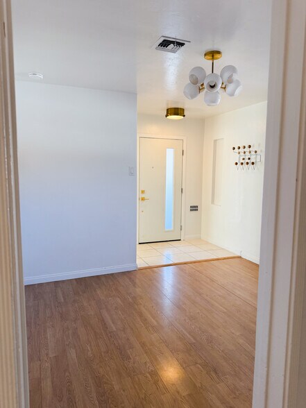 Building Photo - 925 Park Paseo