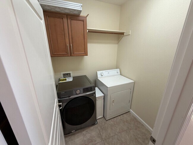 Building Photo - 2 Bedroom | 2.5 Bathroom | Single family home