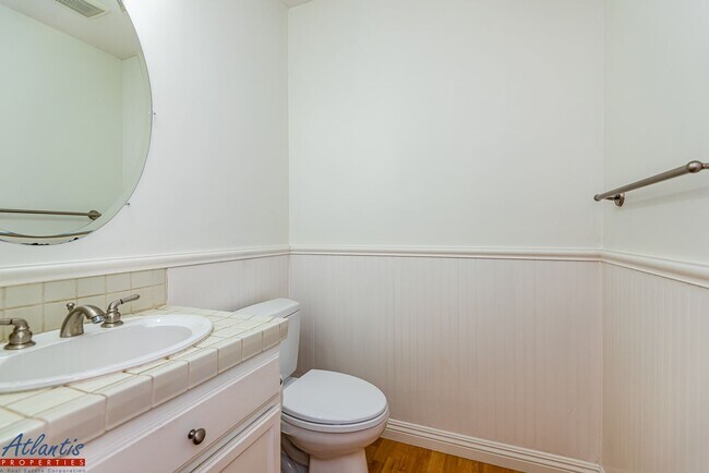 Building Photo - Beautiful Townhouse | Desirable Location