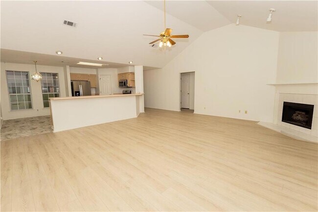 Building Photo - 118 Everest Dr