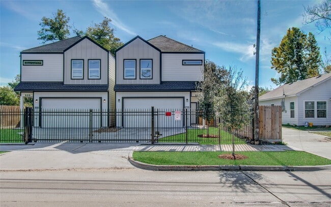 Building Photo - 837 S Victory Dr