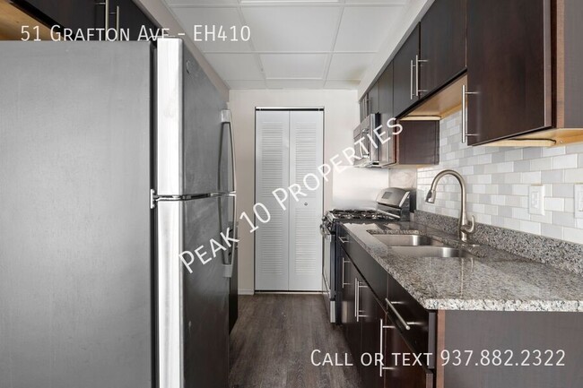 Building Photo - Beautiful 2 bedroom, secured entry, close ...