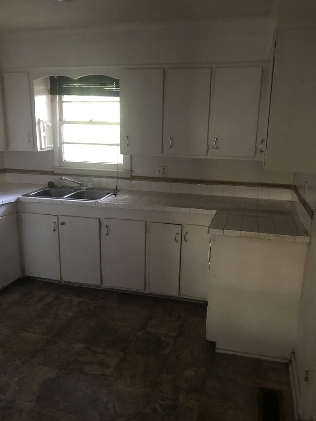 Building Photo - COMING SOON!  2 Bedroom house with LARGE yard!