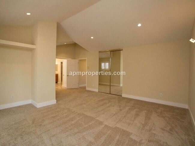 Building Photo - Extraordinary 3 Bedroom, 3 bath Canyon Lakes Golf Course Home!