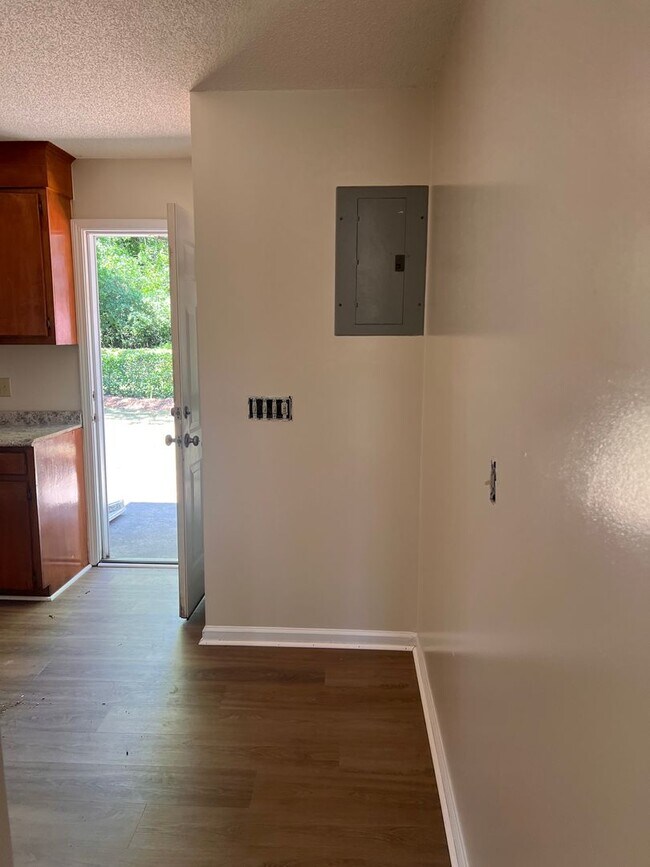 Building Photo - Two bedroom Two bathroom Duplex
