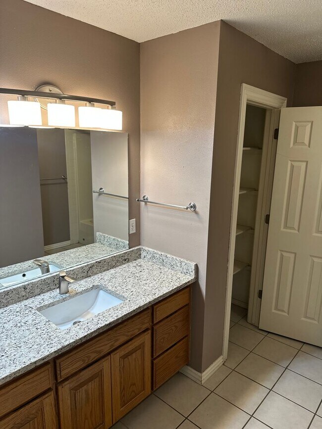 Building Photo - Available August 1st! 3-Bedroom, 2-Bathroom Home in East Rogers