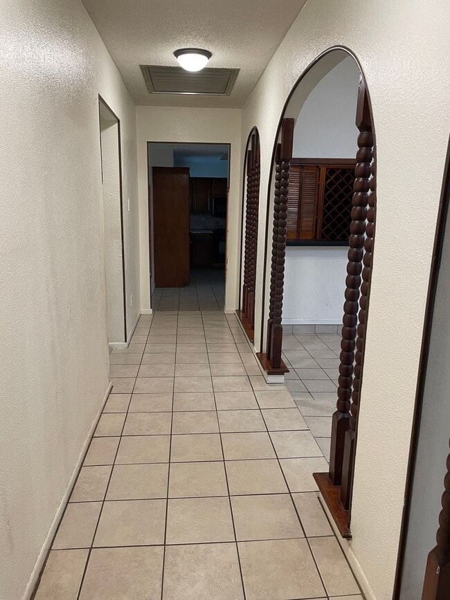 Building Photo - 3/2 Southside 1800 sqft, pet friendly, enc...
