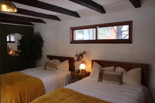 Building Photo - CHARMING AND COZY