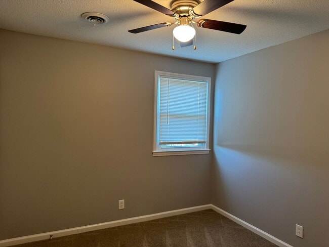 Building Photo - Centrally Located in St. B! 3 Bedrooms and 2.5 Baths! Fenced Backyard! Short term lease available!