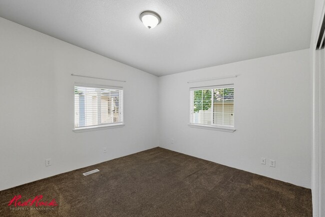 Building Photo - Single-Level 2 Bedroom Home in Washington 55+ Community!