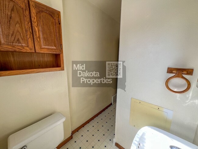 Building Photo - 933 E 5th-3 Bedroom House