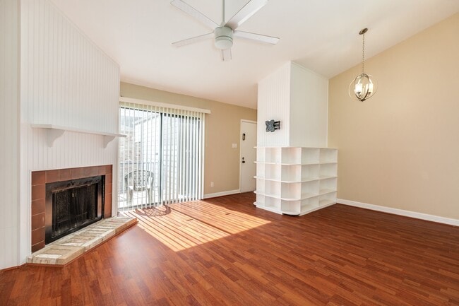 Building Photo - 7140 N Holiday Dr