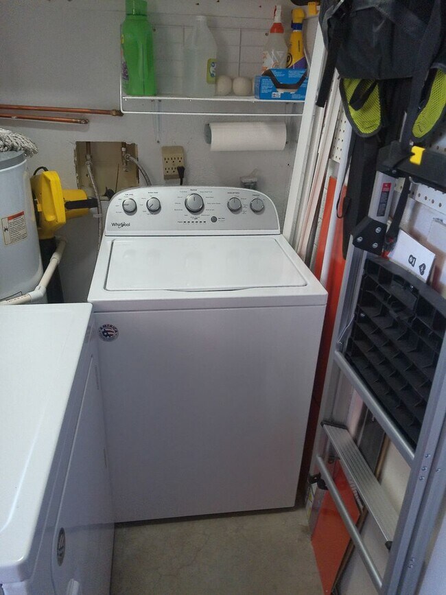 Building Photo - Beautiful updated condo in Los Lagos Upstairs unit.