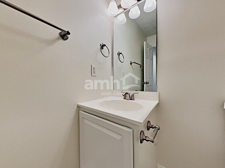 Building Photo - 893 Wellsley Ct