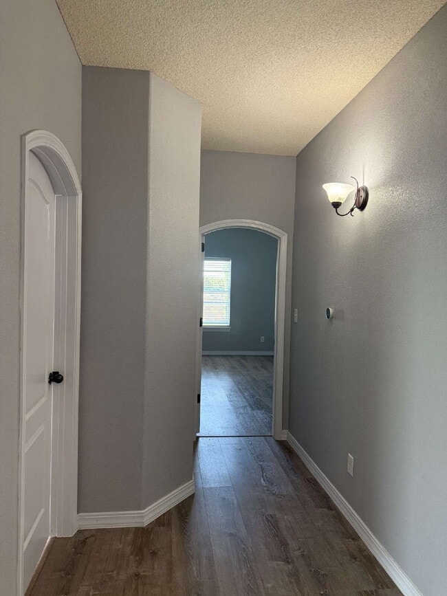 Building Photo - "Charming 3-Bedroom Retreat with 2 Full Ba...