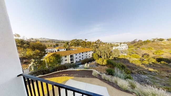 Building Photo - 4BD/2BA, Balcony Views!!