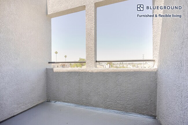 Building Photo - 14900 Moorpark St