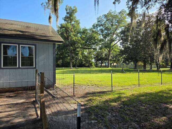 Building Photo - Country Living with Beautiful Oak Trees on Acreage!