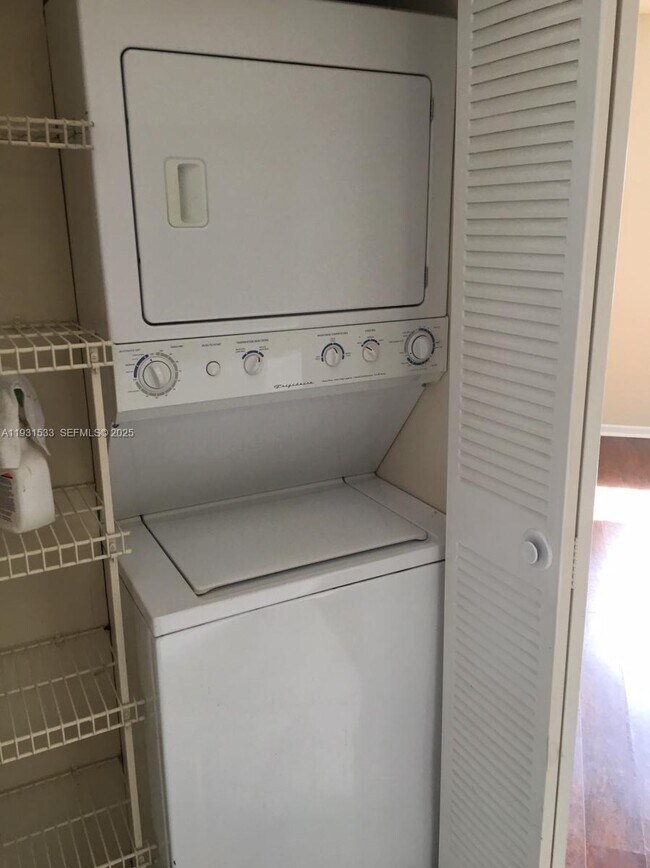 Building Photo - 2445 SW 18th Terrace