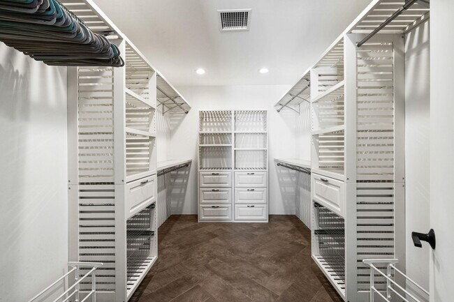 Building Photo - 41750 Hermitage Dr
