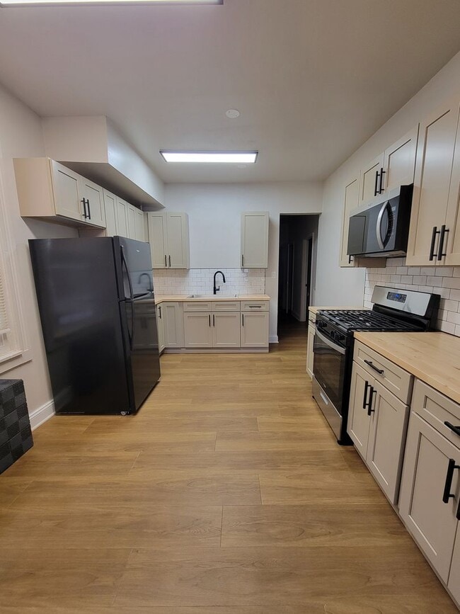 Building Photo - 204 S Ann St