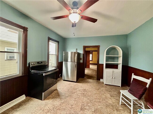 Building Photo - 206 Main St