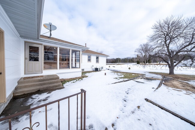 Building Photo - 22925 Oakdale Dr