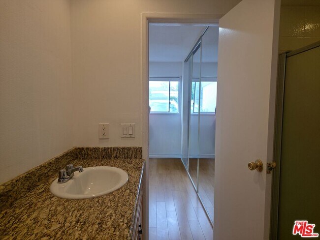 Building Photo - 2337 W Gramercy Ave