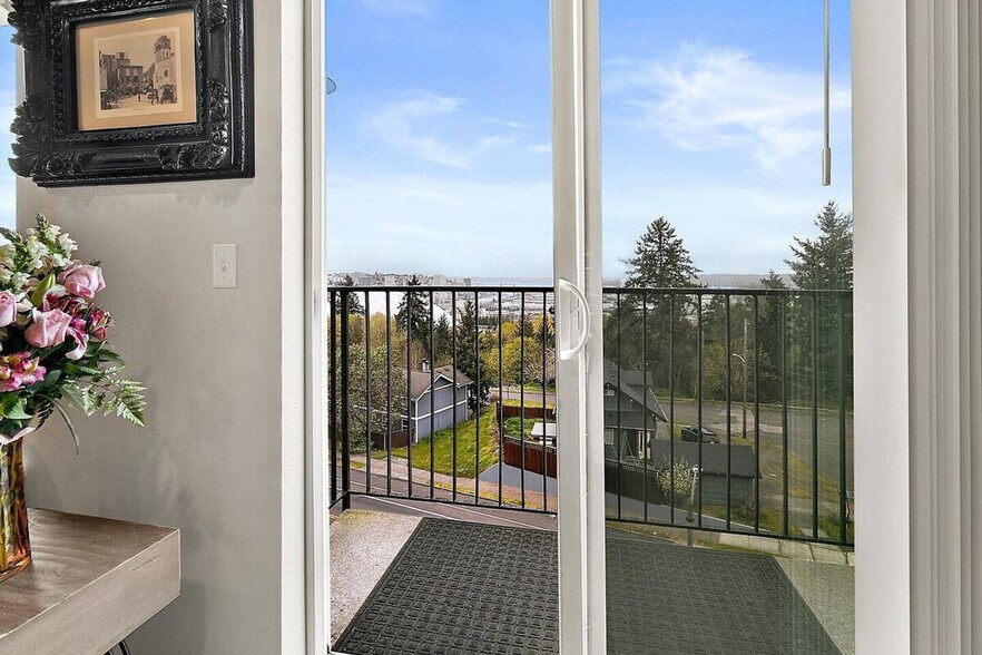 Building Photo - 704 E Wright Ave