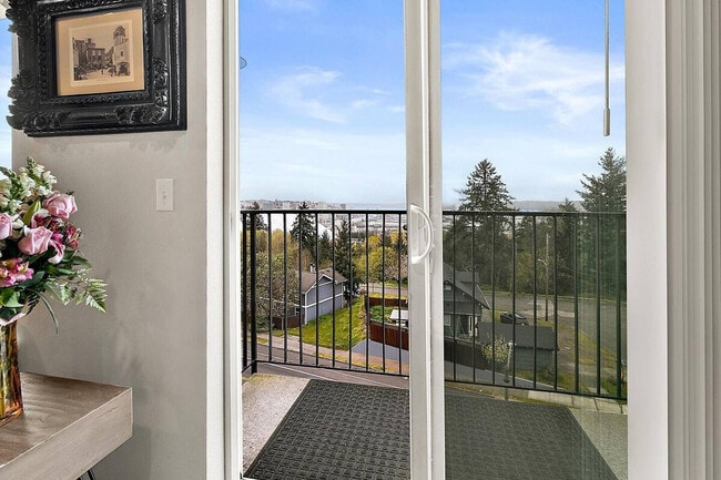 Building Photo - 704 E Wright Ave