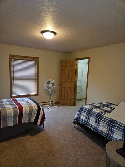 Bedroom 2/walkin closet - 4984 Service Dr