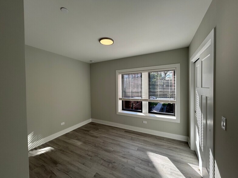 Building Photo - 1131 Oak Ave