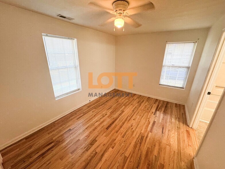 Building Photo - 16 Highlawn Ave