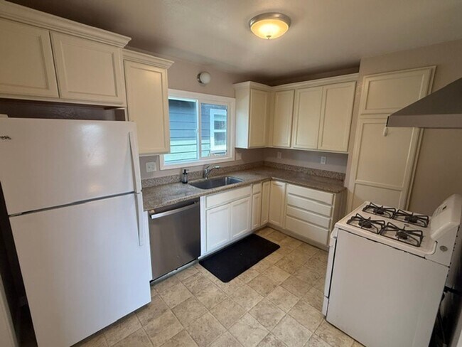 Building Photo - 3-Bedroom Single Family Home in Richmond Annex / El Cerrito Area