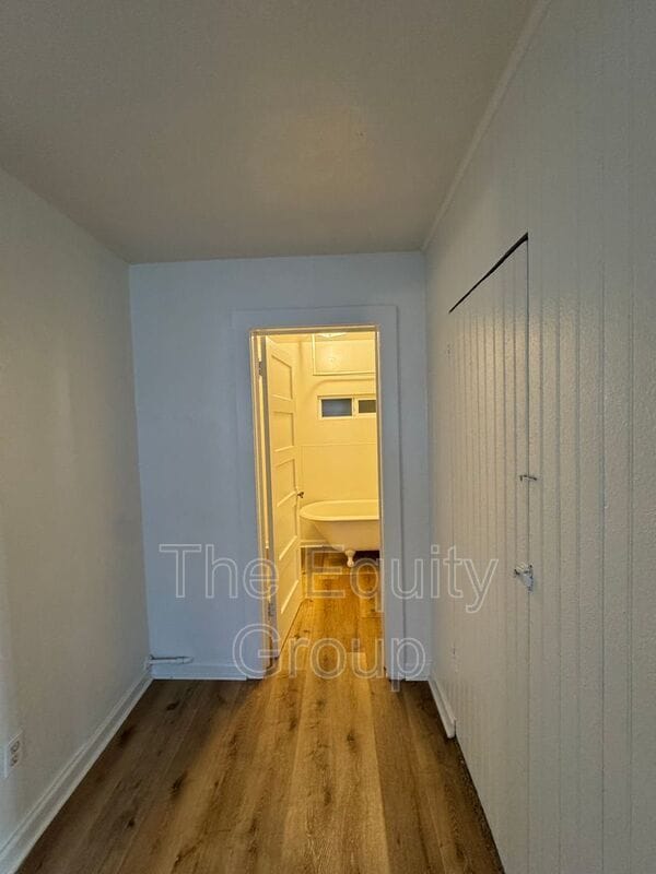 Building Photo - 449 1/2 W Maple Avenue