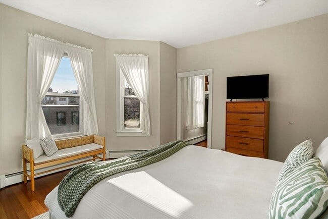 Building Photo - 596 E 2nd St