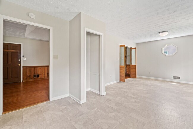 Building Photo - 58 6th Ave