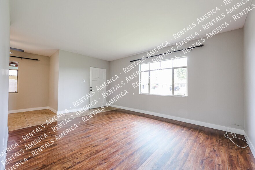 Building Photo - 1723 W Indianola Ave